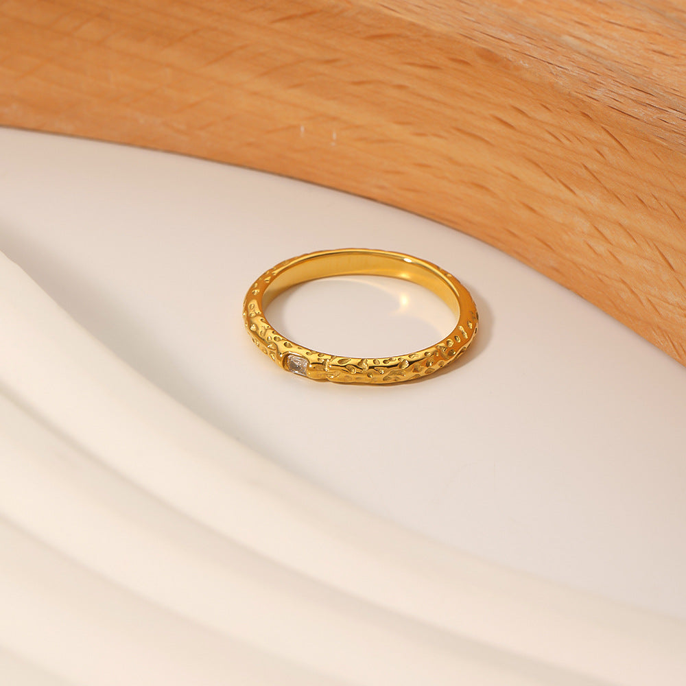 Anello Minimalista Irregolare Testurizzato con Zirconia in Acciaio al Titanio, Placcato Oro 18K, per Dito Indice