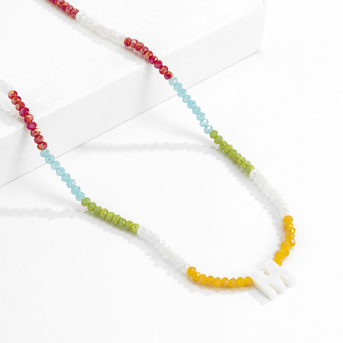Collar colgante con dije de letra geométrica minimalista con cuentas de perlas de imitación y cadena de bola redonda para mujer