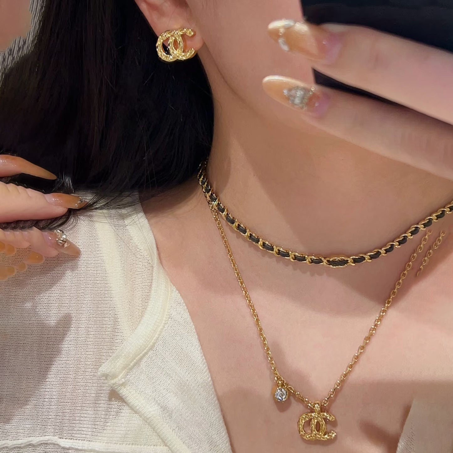 Collar con colgante de letra a cuadros de latón chapado en oro de lujo para mujer