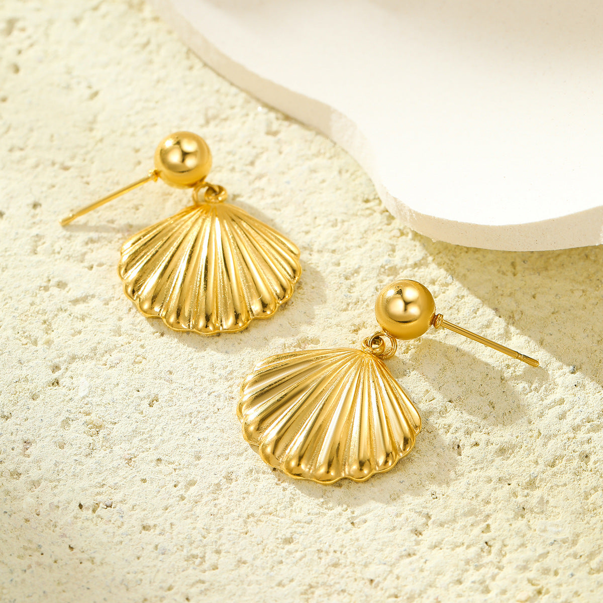 Pendientes minimalistas de estilo vintage con forma de concha de acero inoxidable y chapado en oro de 18 quilates