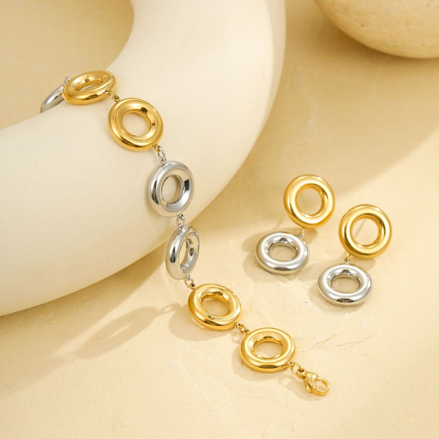 Bracciale Minimalista Geometrico in Acciaio Inox con Placcatura in Oro 18K da Donna