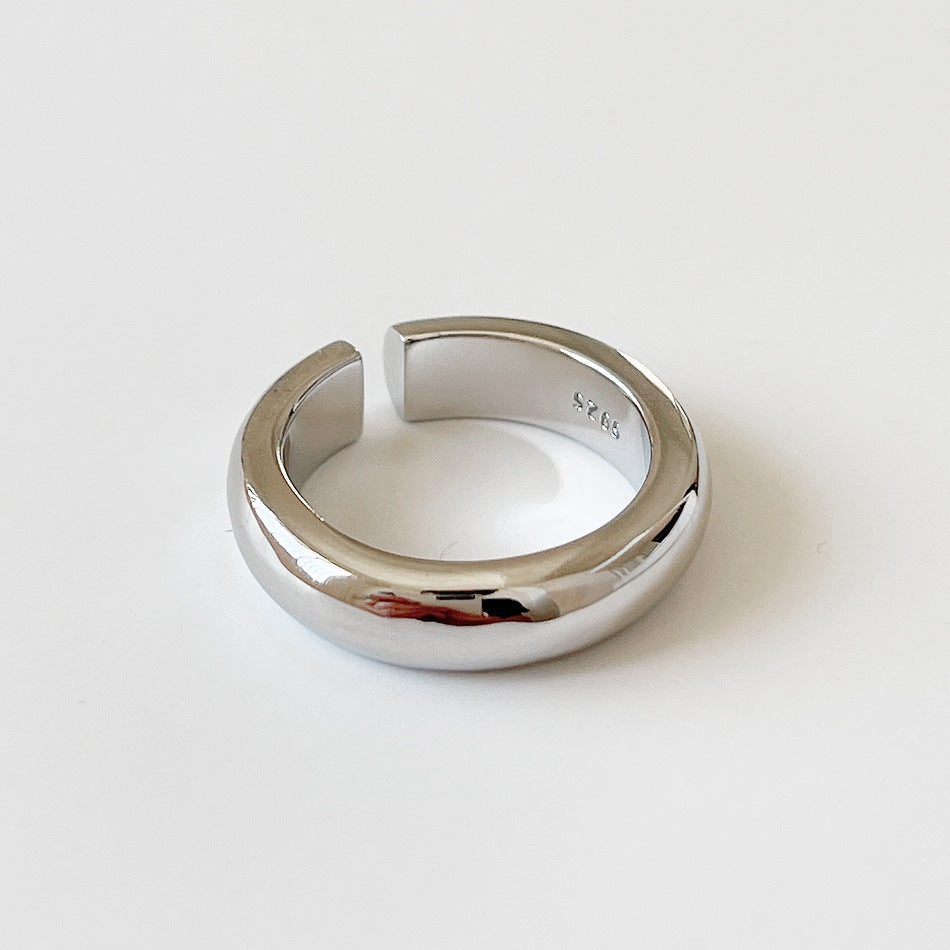 Anillo minimalista de plata de ley 925 pulida con forma geométrica redonda para mujer
