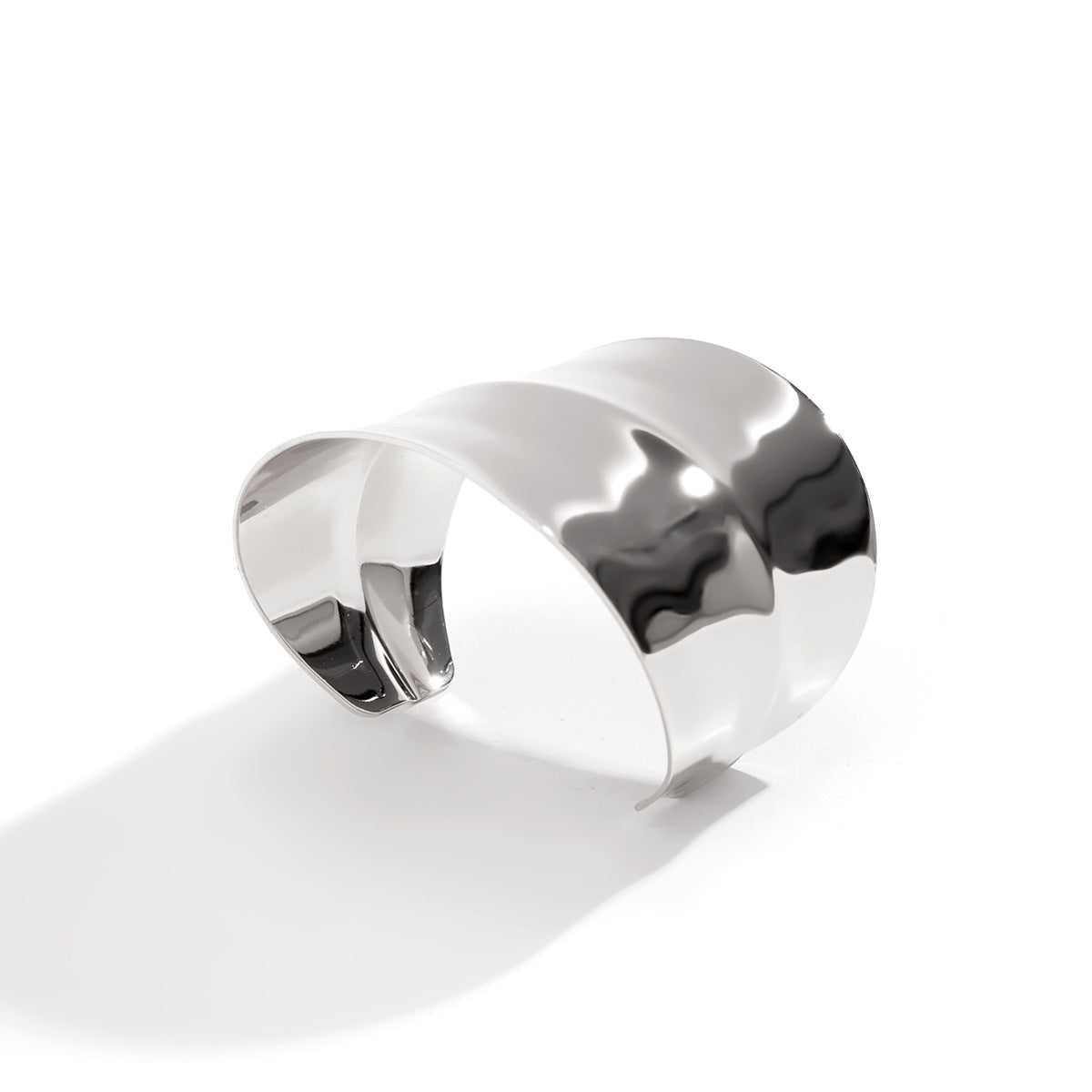 Pulsera de metal geométrica minimalista estilo francés con diseño ahuecado, acabado pulido y diseño abierto