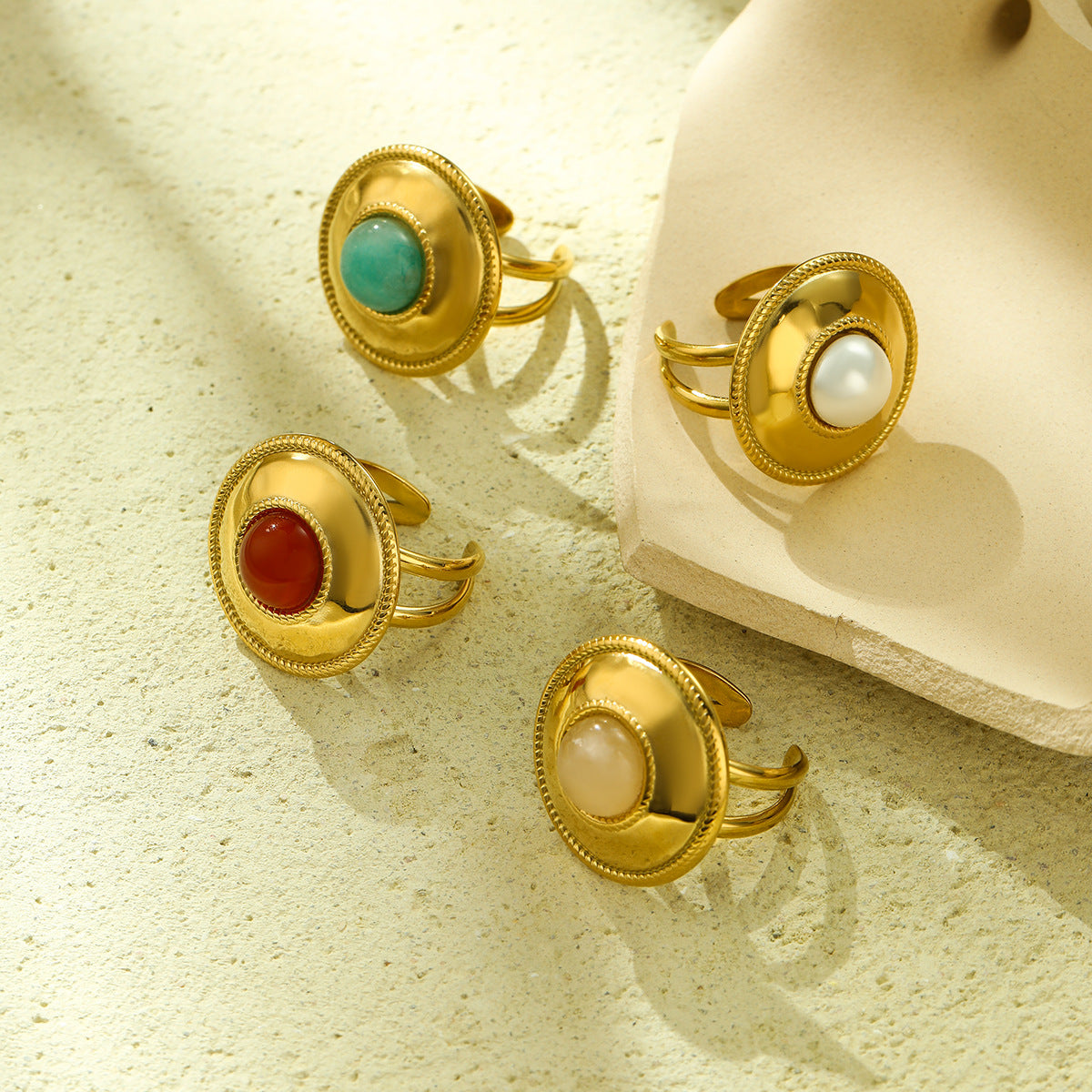 Anillo redondo de acero titanio estilo vintage francés minimalista para mujer con acabado chapado y detalle de piedra natural de agua dulce