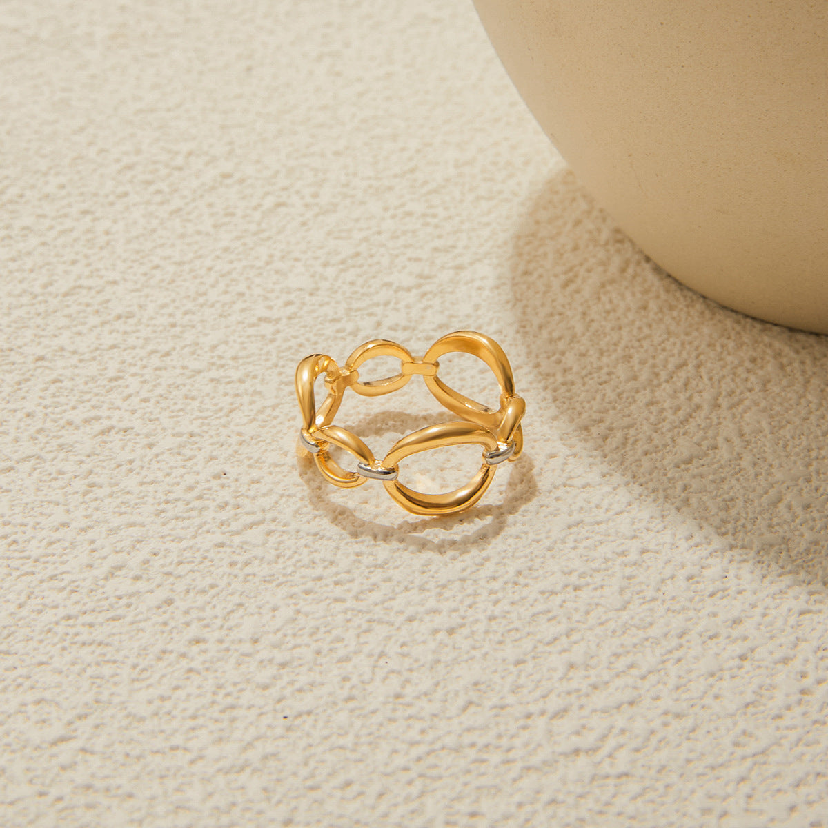 Anello da donna in acciaio inossidabile placcato oro 18 carati con perle di vetro a forma di graffetta geometrica alla moda