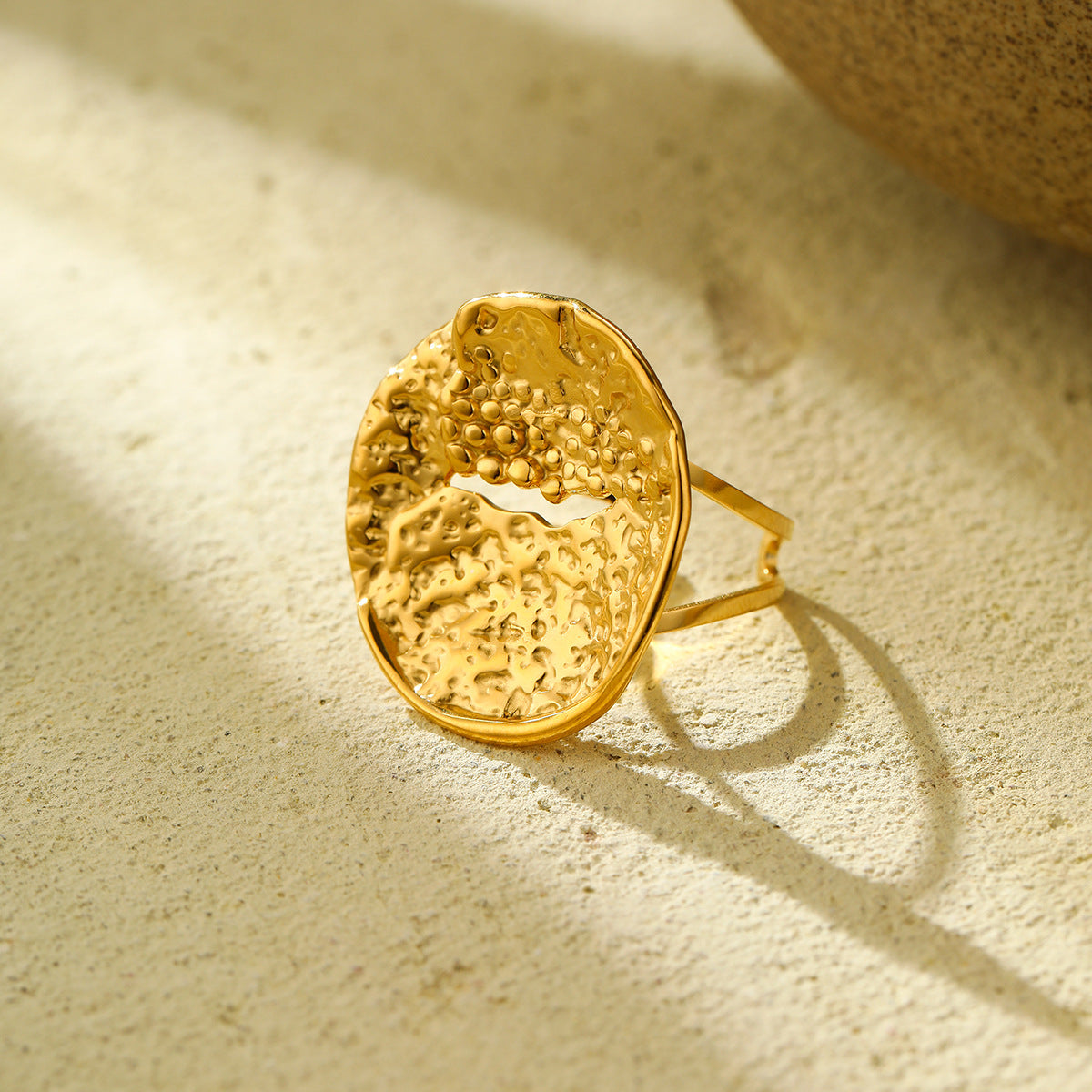 Anillo de acero de titanio chapado en oro de 18 quilates, redondo, geométrico, arrugado, de lujo ligero para mujer
