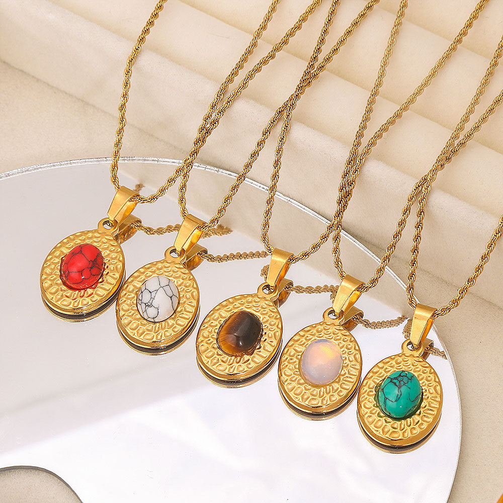 Collana da donna vintage in acciaio inossidabile stile francese con intarsio turchese e ciondolo rotondo in rilievo su catena ritorta