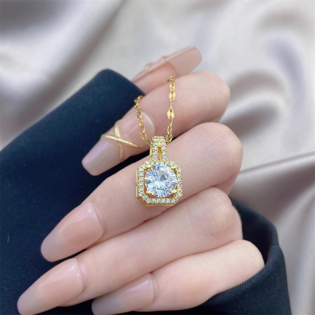 Collana con Pendente Geometrico Minimalista in Acciaio al Titanio Placcato Oro e Catena a O per Donna