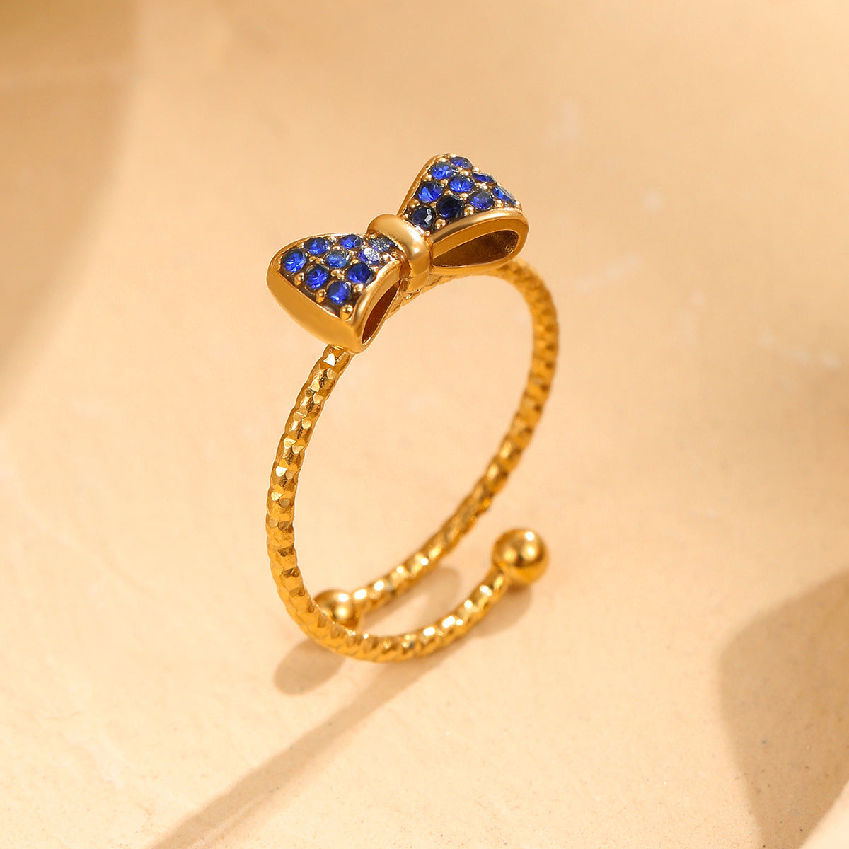 Anillo de acero inoxidable con forma de lazo, engaste de diamantes de imitación, estilo minimalista y lujoso para mujer