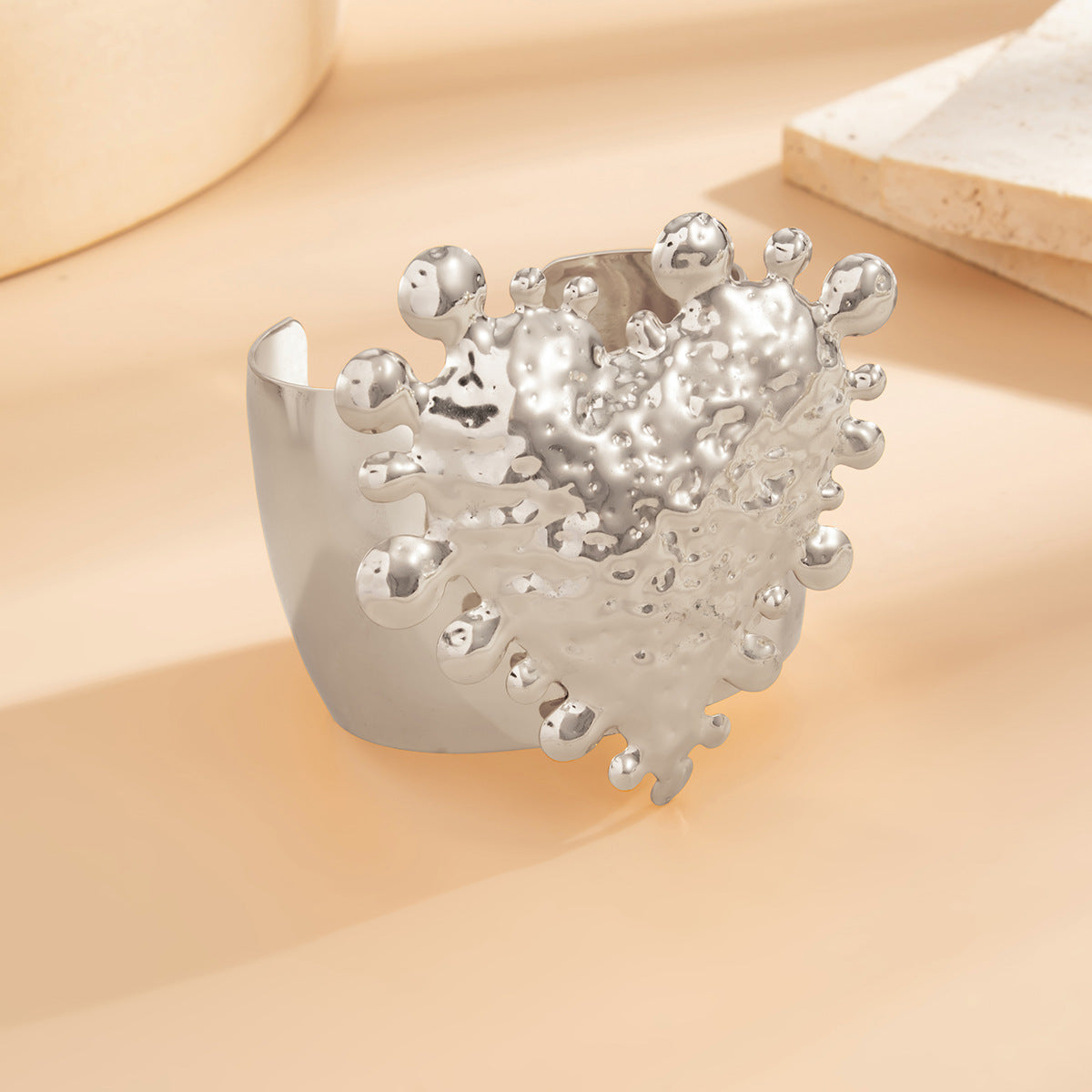 Bracciale da donna in metallo a forma di cuore con texture martellata oversize e polsino aperto