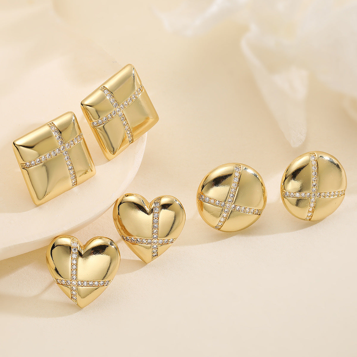 Pendientes de Cobre Geométricos Minimalistas en Forma de Corazón con Microengaste para Mujer