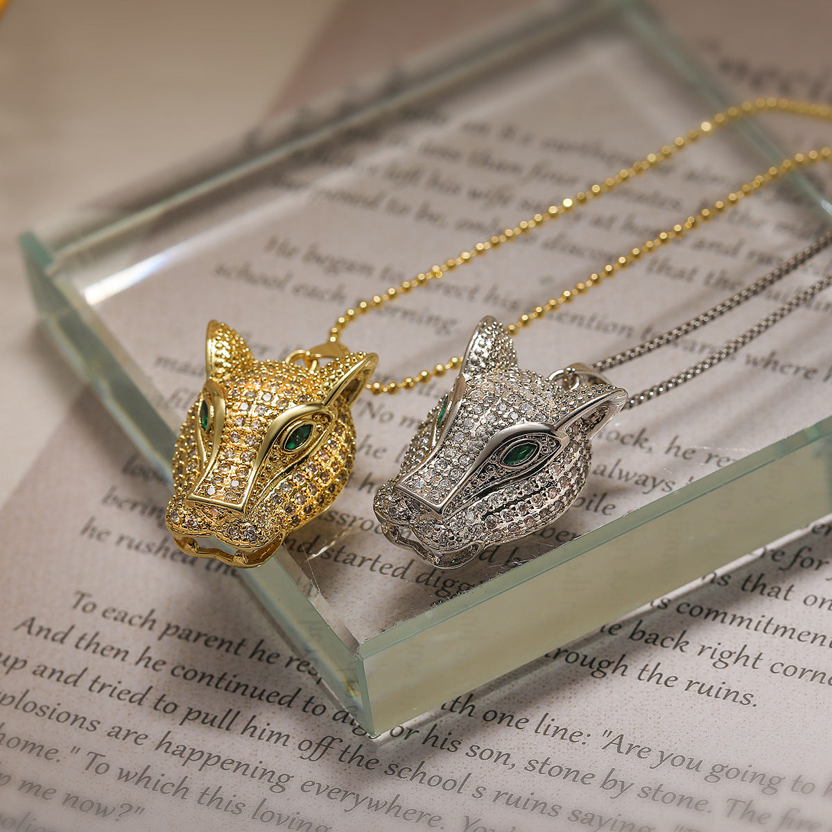 Collana con ciondolo minimalista a testa di leopardo da donna, con base in rame e placcatura in oro