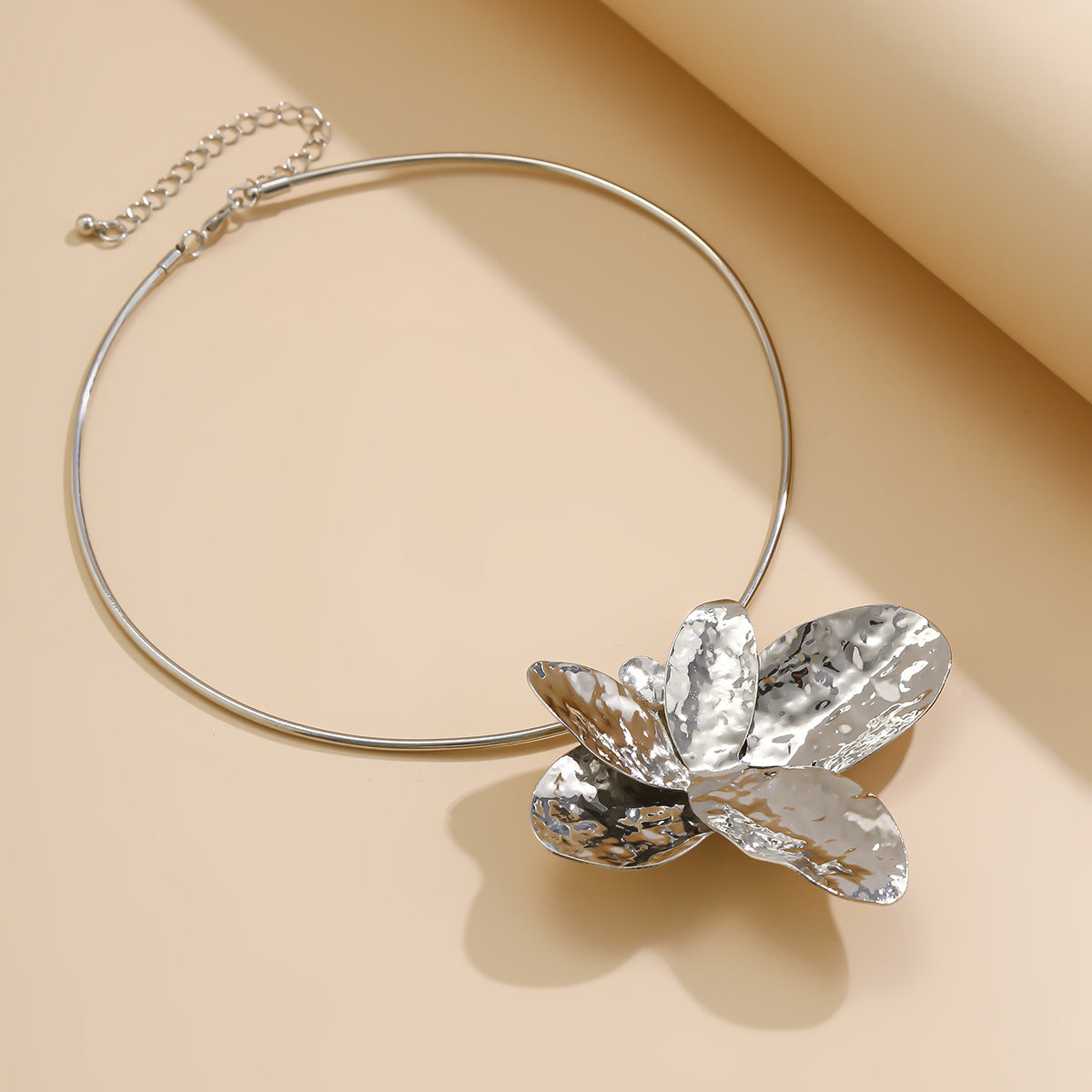 Minimalist Elegant Floral Alloy Plated Choker Necklace for Women