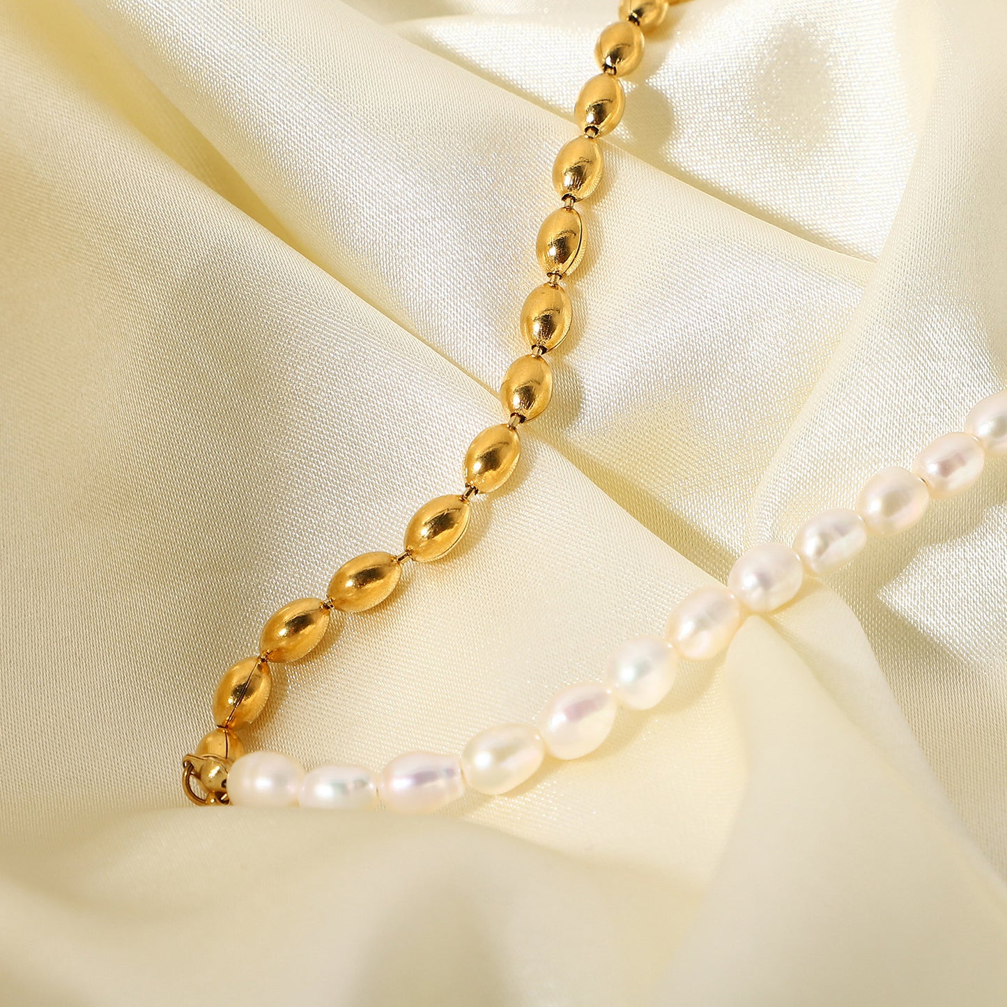 Collana Corta Minimalista in Acciaio Inossidabile con Ciondolo a Mezza Perla d'Acqua Dolce e Mezza Sfera Placcata Oro 18K, con Motivi a Nappa, Nota Musicale e Stella.