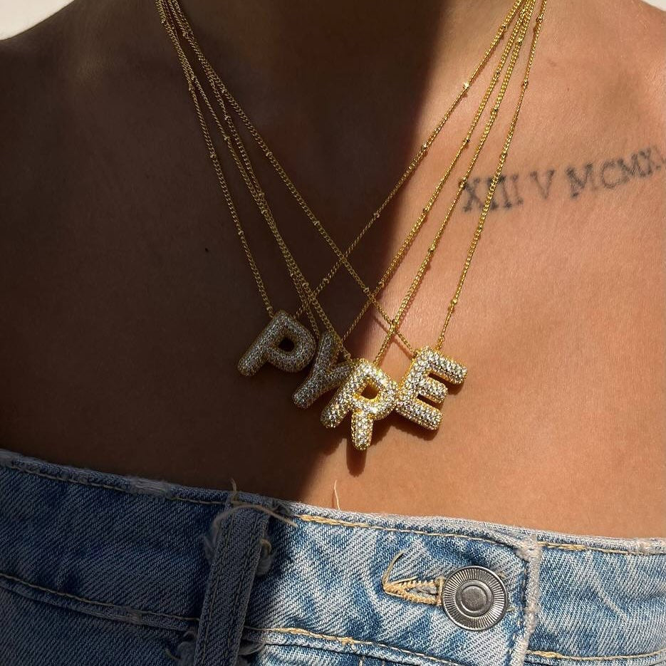 Collana da Donna con Ciondolo a Lettera, Design Geometrico Minimalista, in Ottone Placcato Oro con Zirconi Micro-Pavé