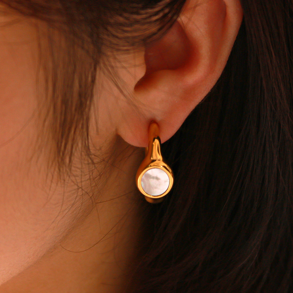 Orecchini geometrici in acciaio inossidabile stile corte francese vintage con finitura placcata sottovuoto in oro 18K e intarsio in abalone bianco con design a C da donna