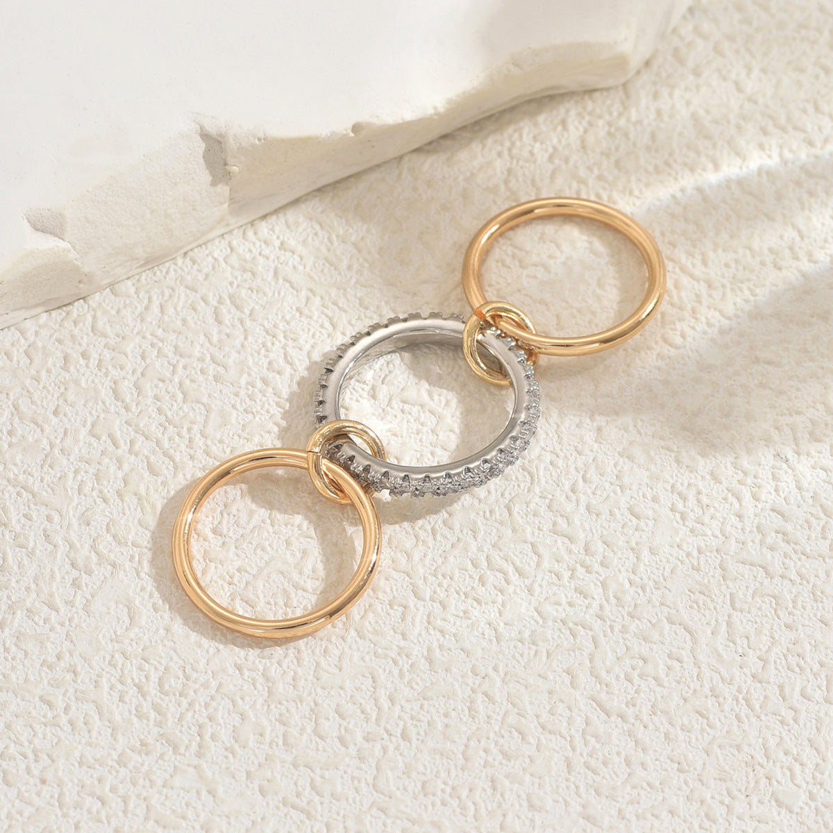 Set di anelli da donna impilabili in rame con intarsio di strass, stile geometrico e lusso discreto, per un look quotidiano