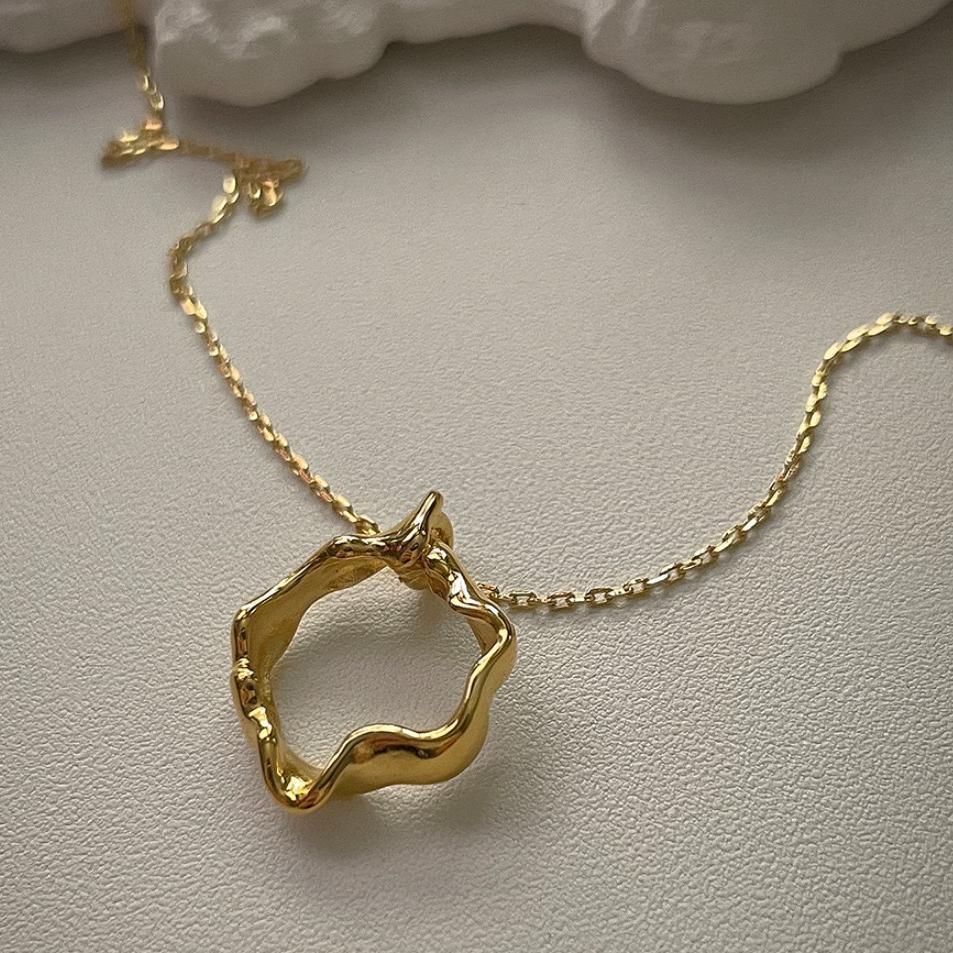 Collana con Pendente Geometrico Minimalista in Argento Sterling 925 con Superficie Testurizzata e Catena di Perline