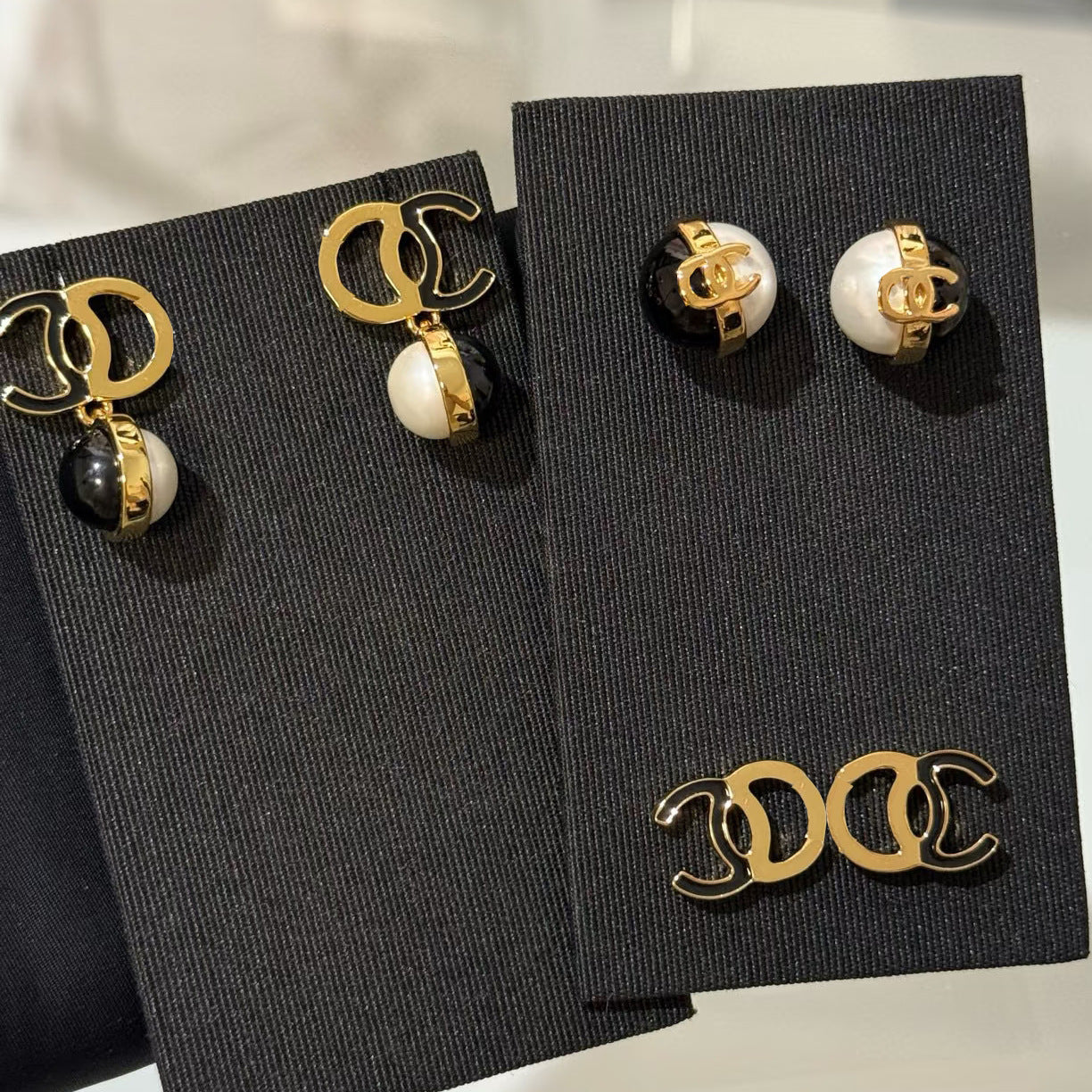 Sweet Luxury Double C Letter Gold Plated Brass Earrings with Black and White Pearls 925 Silver Post for Women