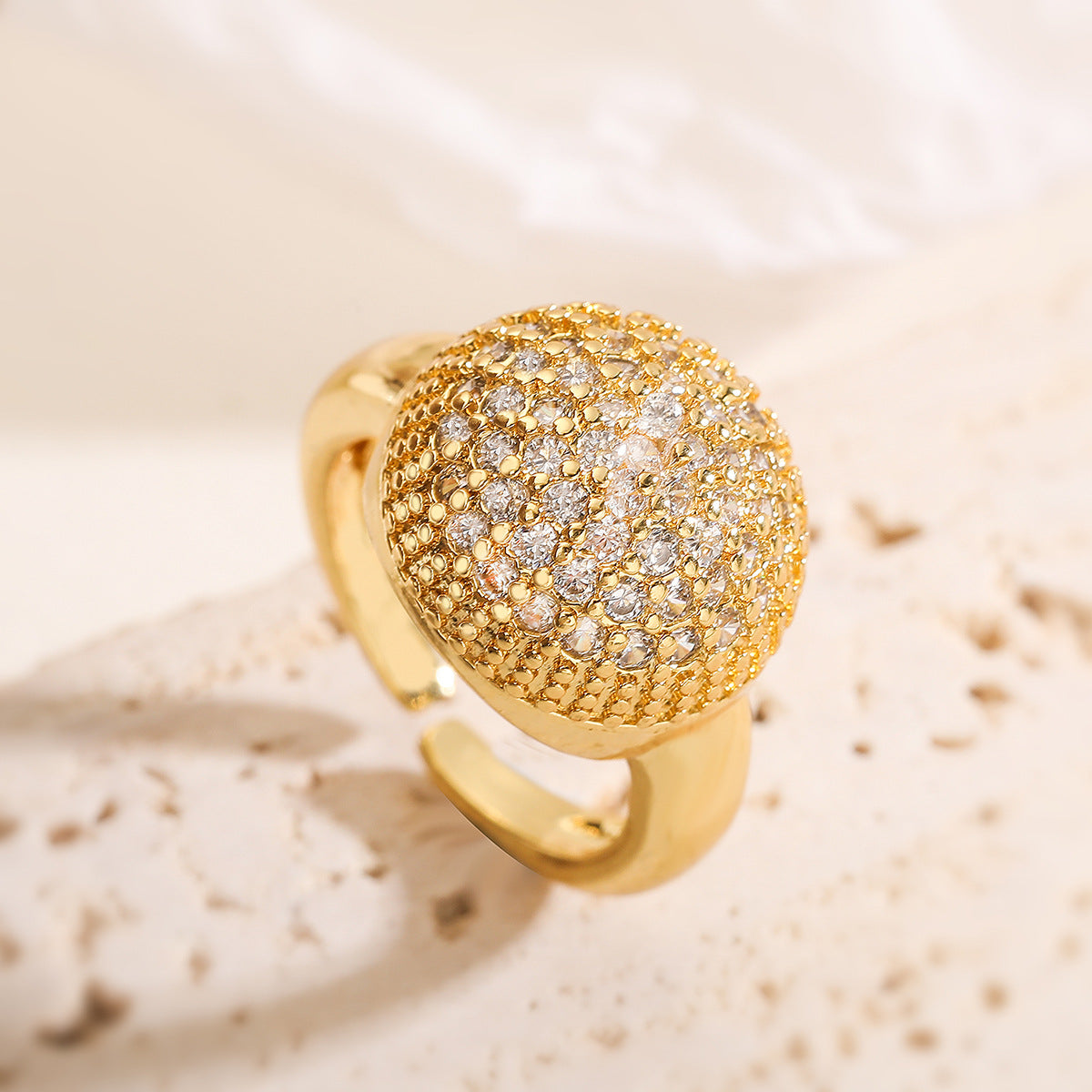 Anello da donna in rame a cuore geometrico minimalista con intarsio di strass e finitura placcata
