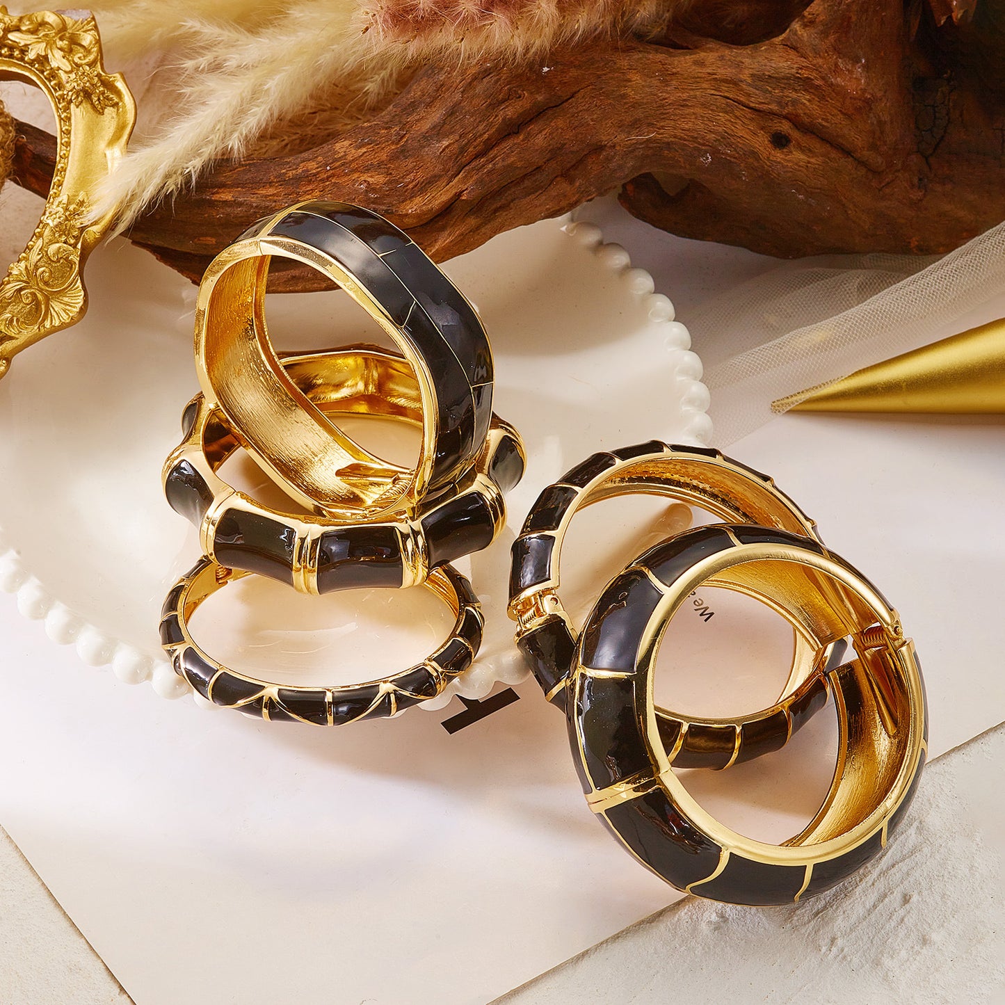 Bracciale in lega placcato oro con gocce geometriche