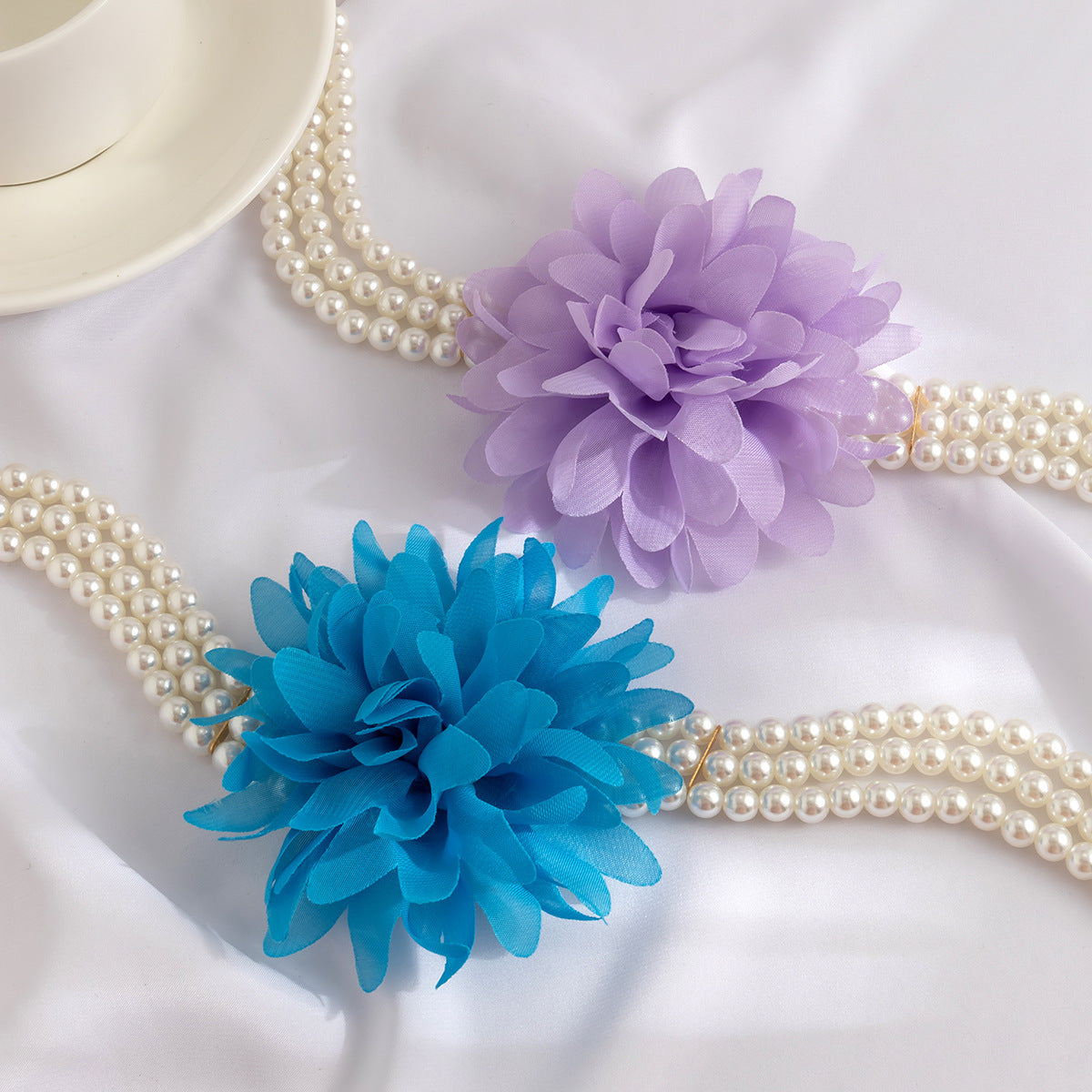 Gargantilla Retro Floral con Flores de Gasa Hechas a Mano y Acentos de Cuentas para Mujer, Cadena Ajustable de Resina de Poliéster con Estilo de Cuentas Redondas