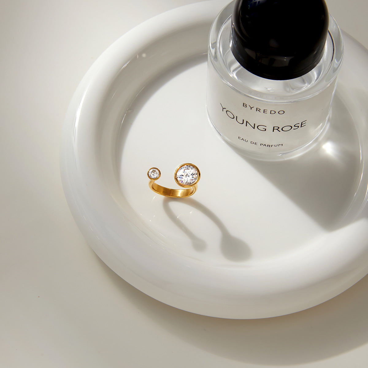 Anello di lusso geometrico in acciaio inossidabile con placcatura PVD in oro 18 carati e zirconi cubici da donna