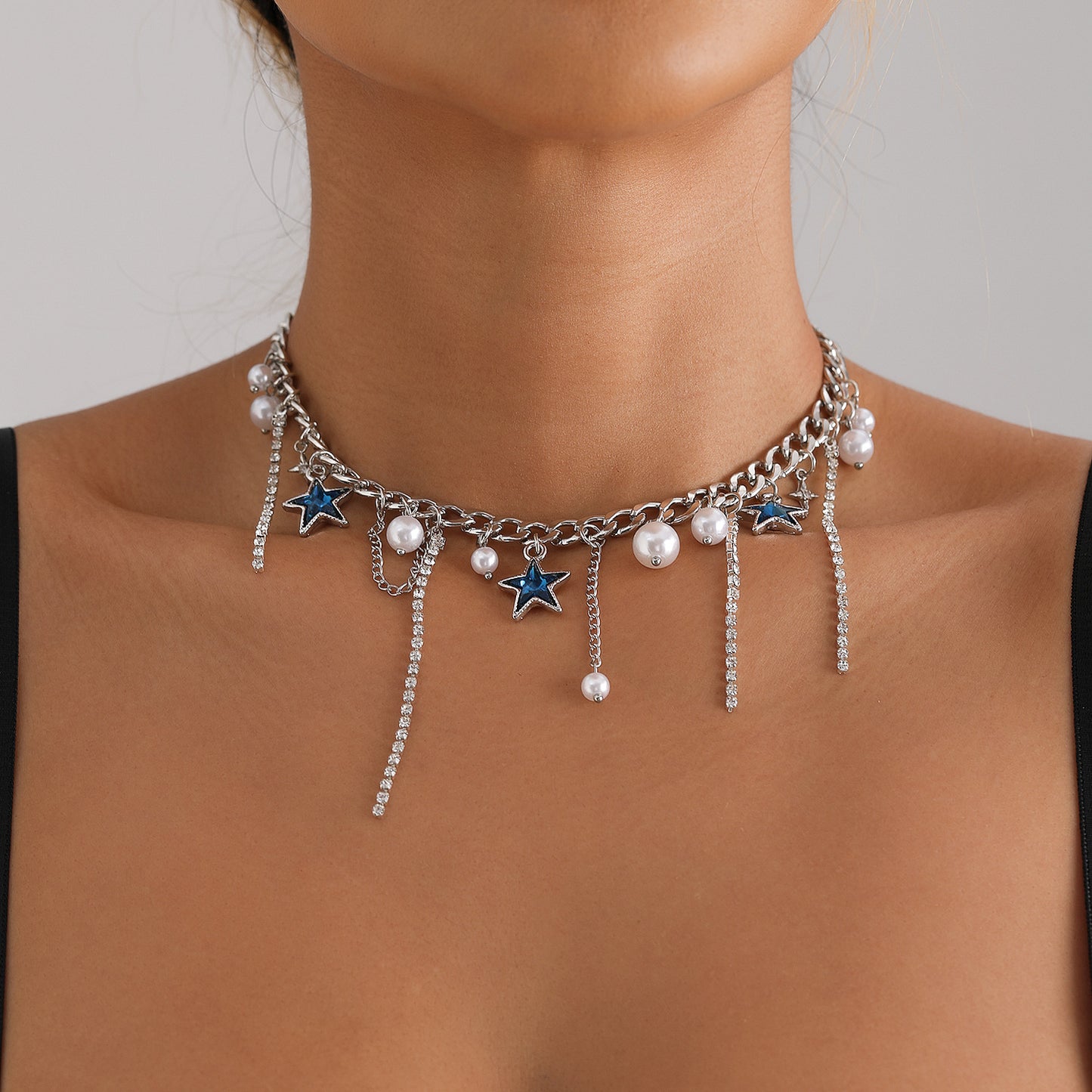 Collar minimalista con dije de aleación en forma de corazón con detalles de pedrería y acabado chapado para mujer