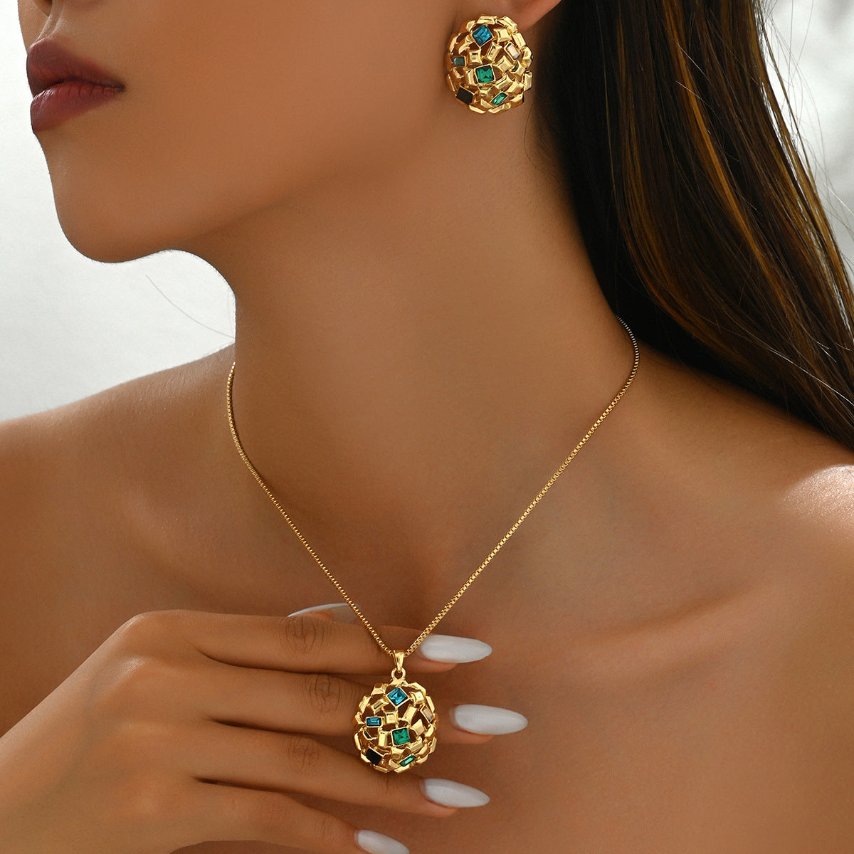 Juego de collar y aretes geométricos minimalistas de cobre con incrustaciones de pedrería, bañados en oro de 18K
