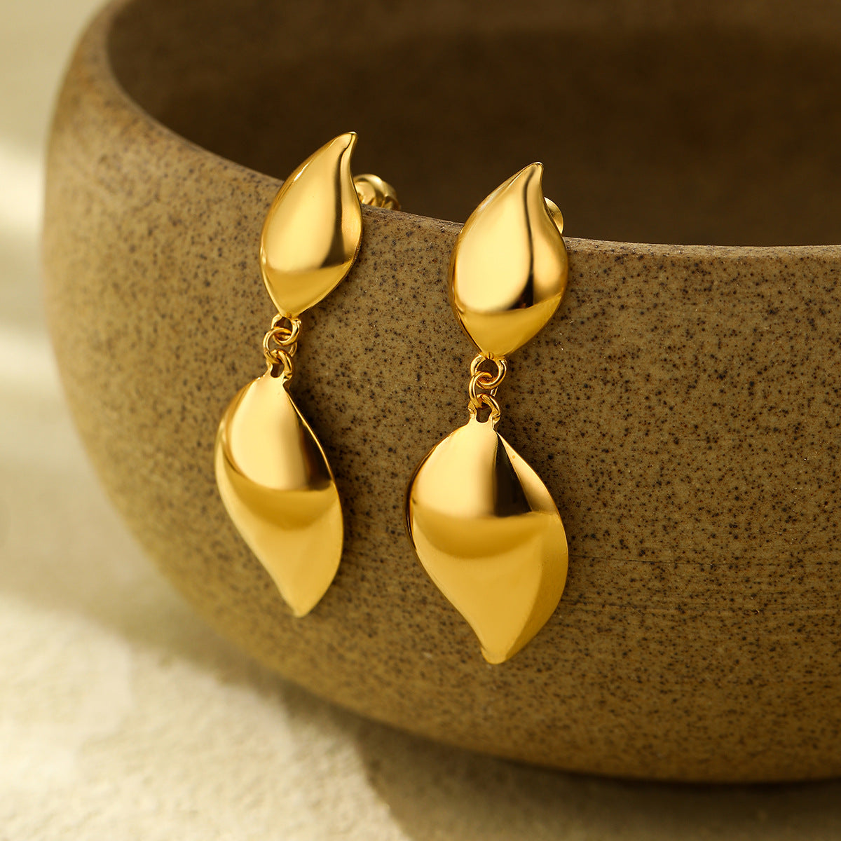 Pendientes minimalistas de acero de titanio con chapado en oro de 18 quilates, pendientes colgantes con forma de lágrima para mujer