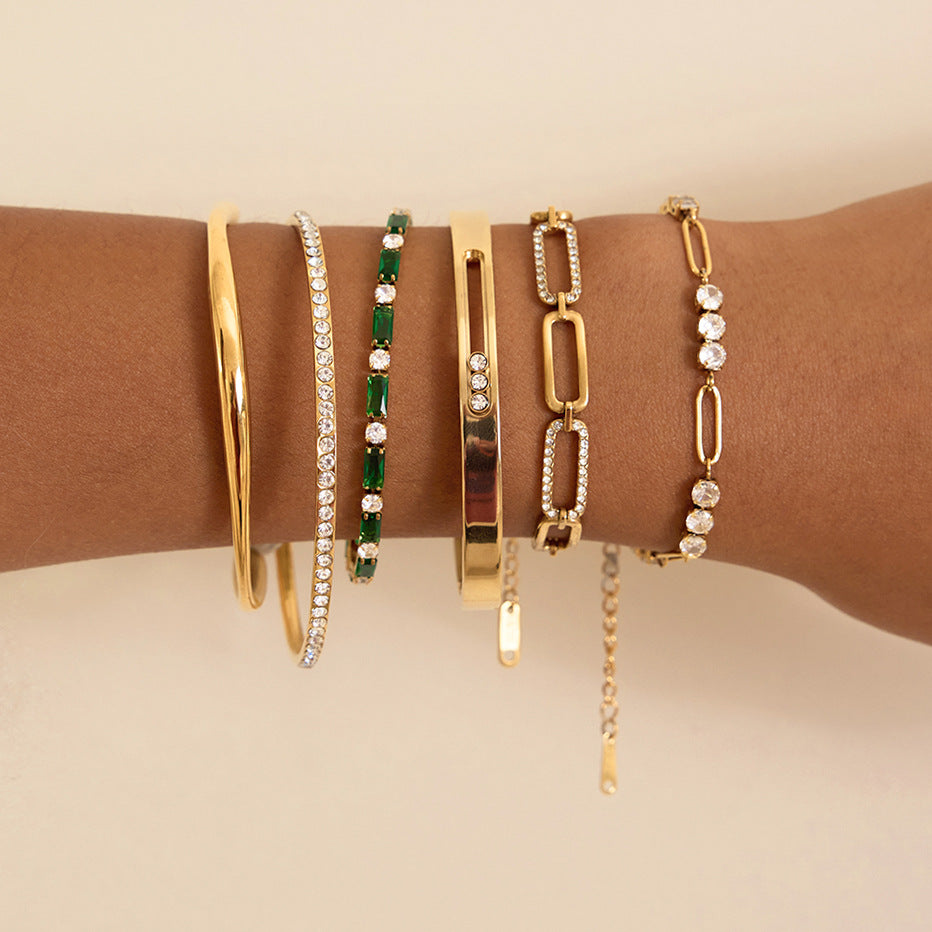 Pulsera minimalista ajustable de acero titanio chapado en oro con detalles de circonitas blancas para mujer