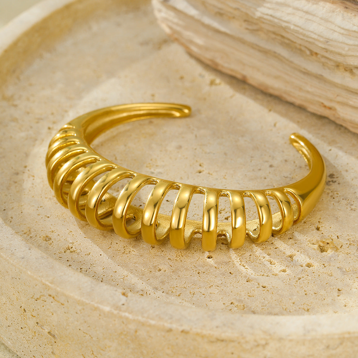 Conjunto de brazalete y pendientes de acero de titanio con forma de muelle hueco estilo vintage chapado en oro de 18K para mujer