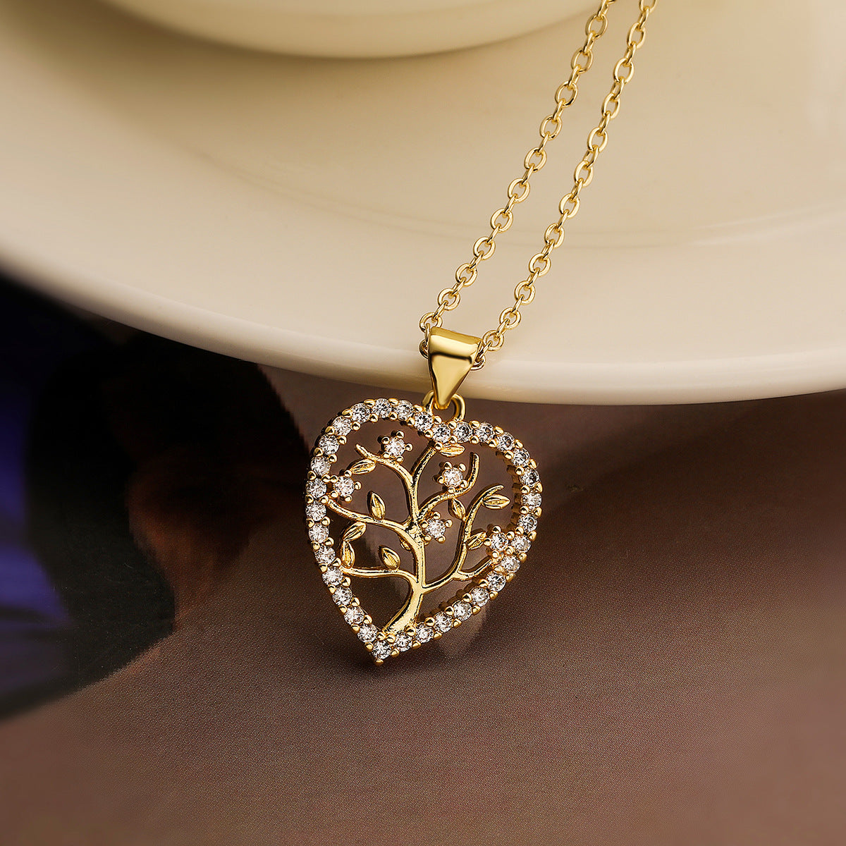 Minimalist Heart-Shaped Copper Pendant Necklace for Women with Zircon Accents, Fashion-Forward and Versatile Design