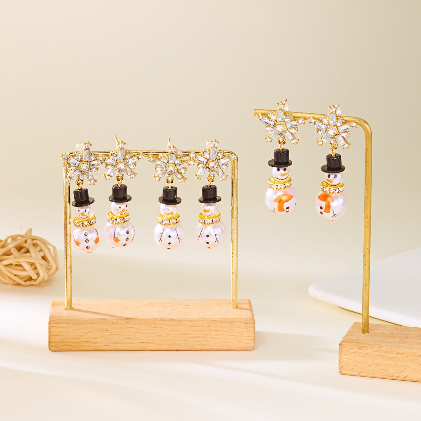 Pendientes de perlas con forma de copo de nieve estilo navideño con detalles de diamantes de imitación en aleación con acabado chapado para mujer
