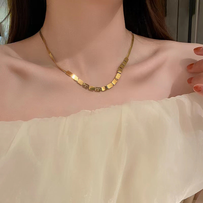 Elegante collar minimalista cuadrado con colgante de letras LOVE en acero titanio con acabado chapado para mujer