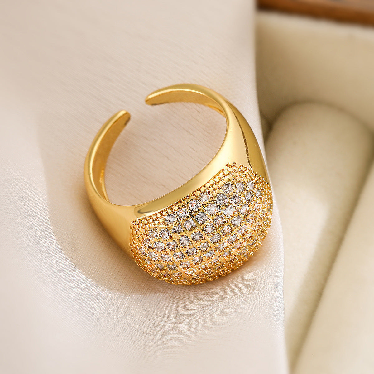 Anello da donna in rame a cuore geometrico minimalista con intarsio di strass e finitura placcata