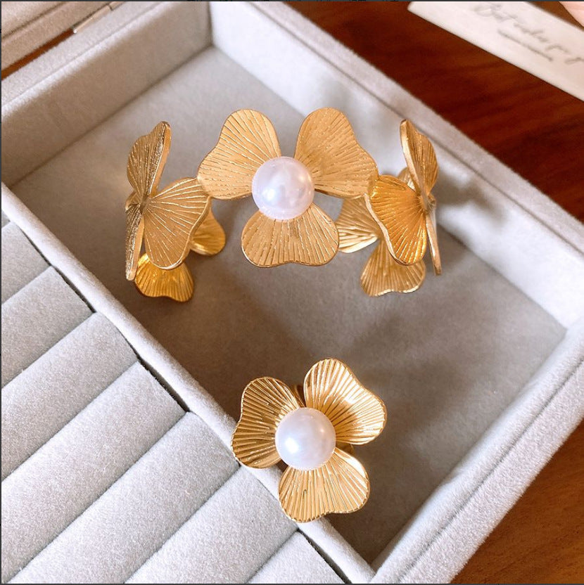 Pulsera de metal con patrón de cuadrícula geométrica de tono frío minimalista con acabado galvanizado para mujer
