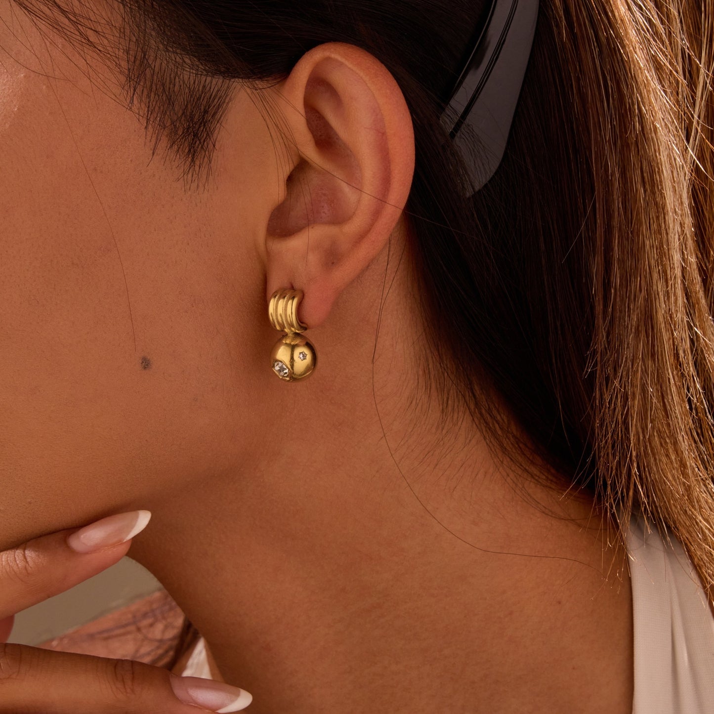 Orecchini geometrici in acciaio inossidabile con placcatura in oro 18 carati e intarsi in zirconi colorati per donna