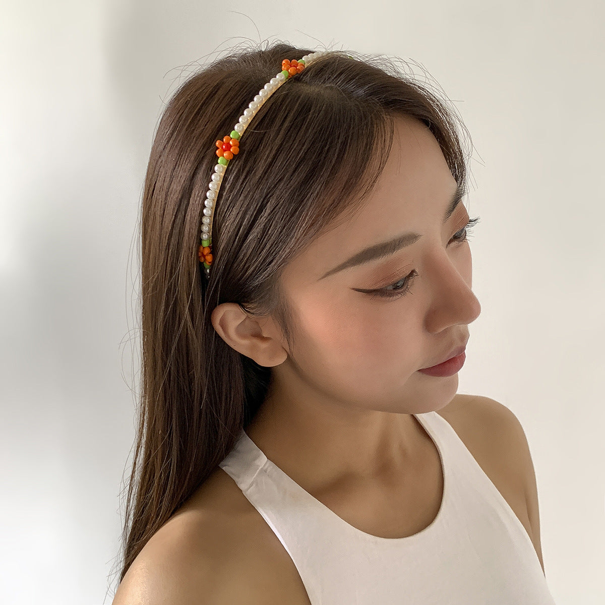 Diadema rústica de margaritas con perlas de imitación y diseño envolvente de cuentas para mujer