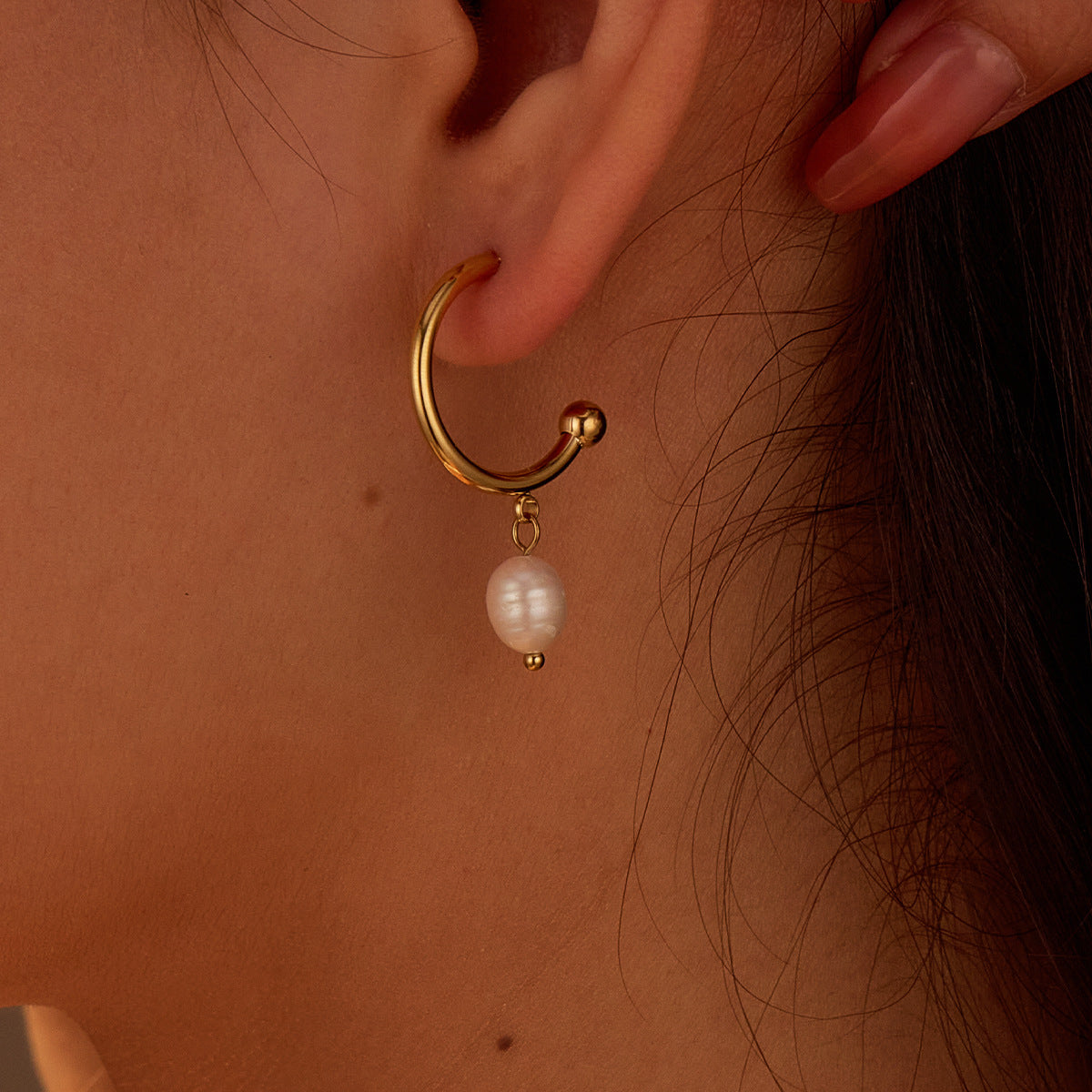 Orecchini da donna alla moda placcati in oro, in acciaio inossidabile, con perla singola e design geometrico minimalista