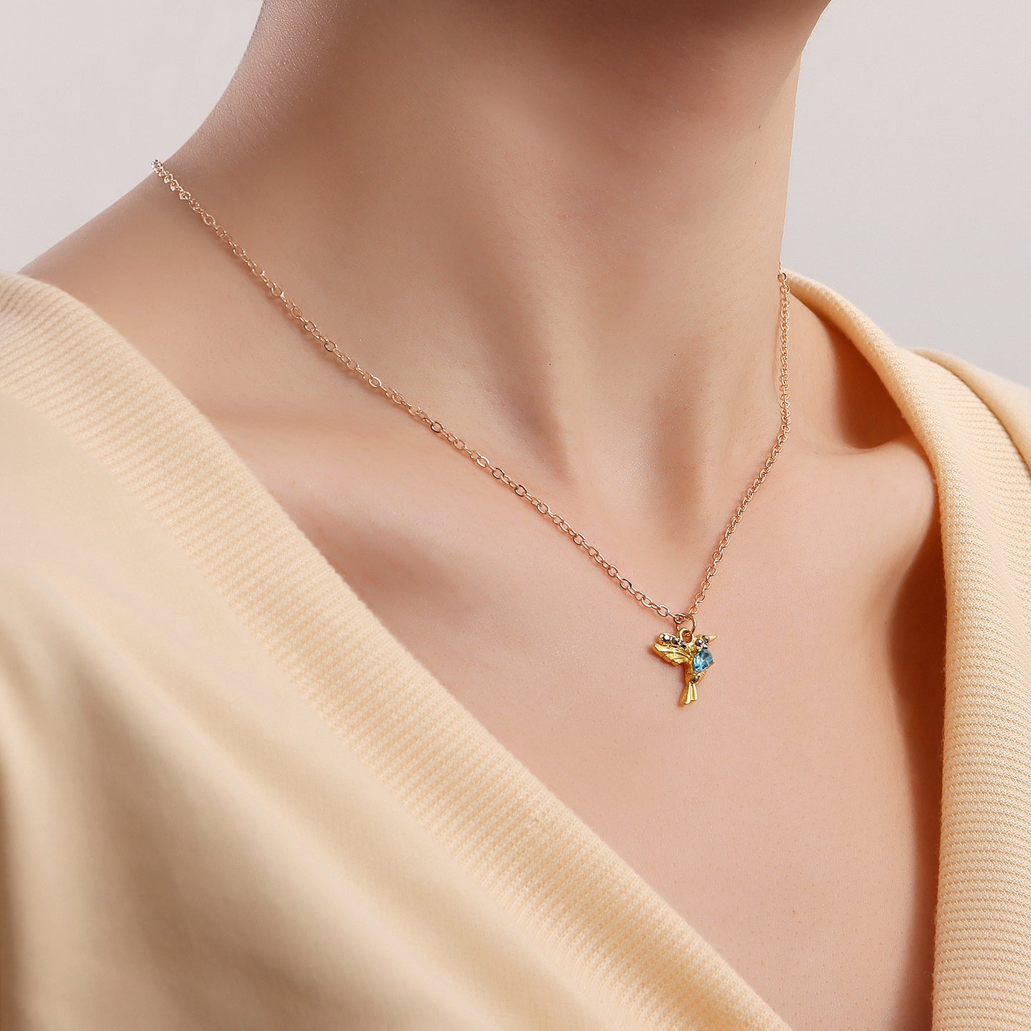 Minimalist Bird Pendant Necklace for Women Alloy with Micro-Pavé Rhinestones on Clavicle Chain