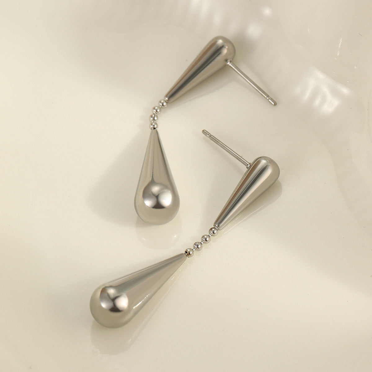 Pendientes Minimalistas Geométricos de Gota de Agua en Acero Inoxidable con Acabado Chapado para Mujer