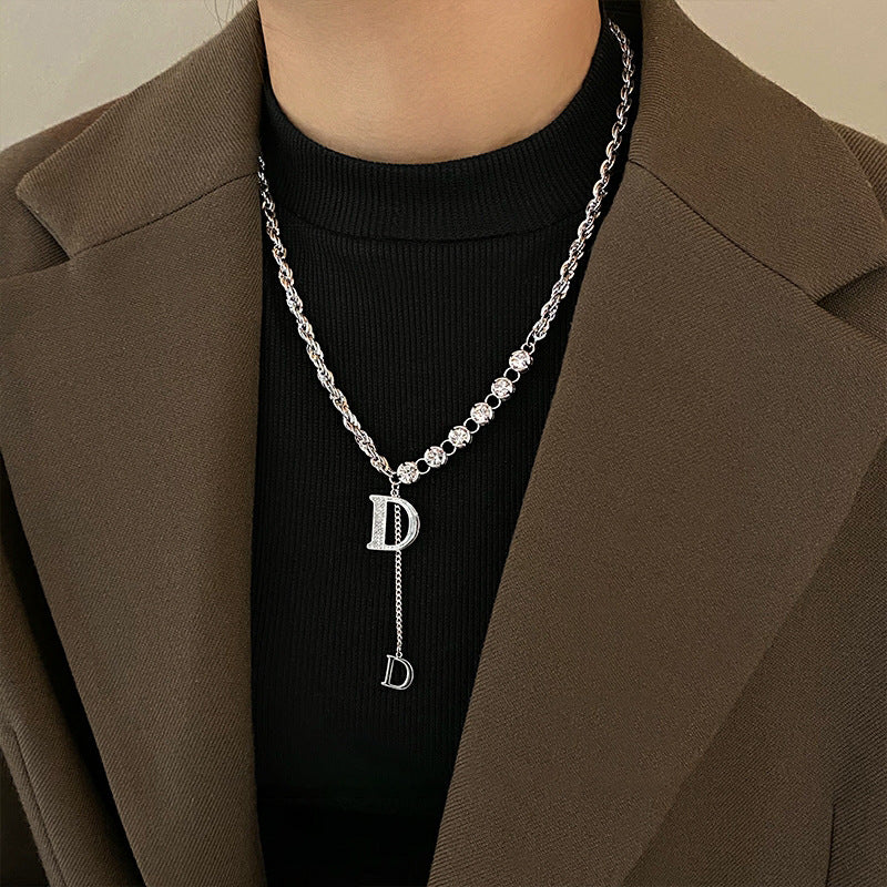 Collana con pendente a forma di D minimalista da donna in acciaio al titanio, forma geometrica, catena a serpente con intarsio di strass per stratificazione su maglioni autunnali e invernali