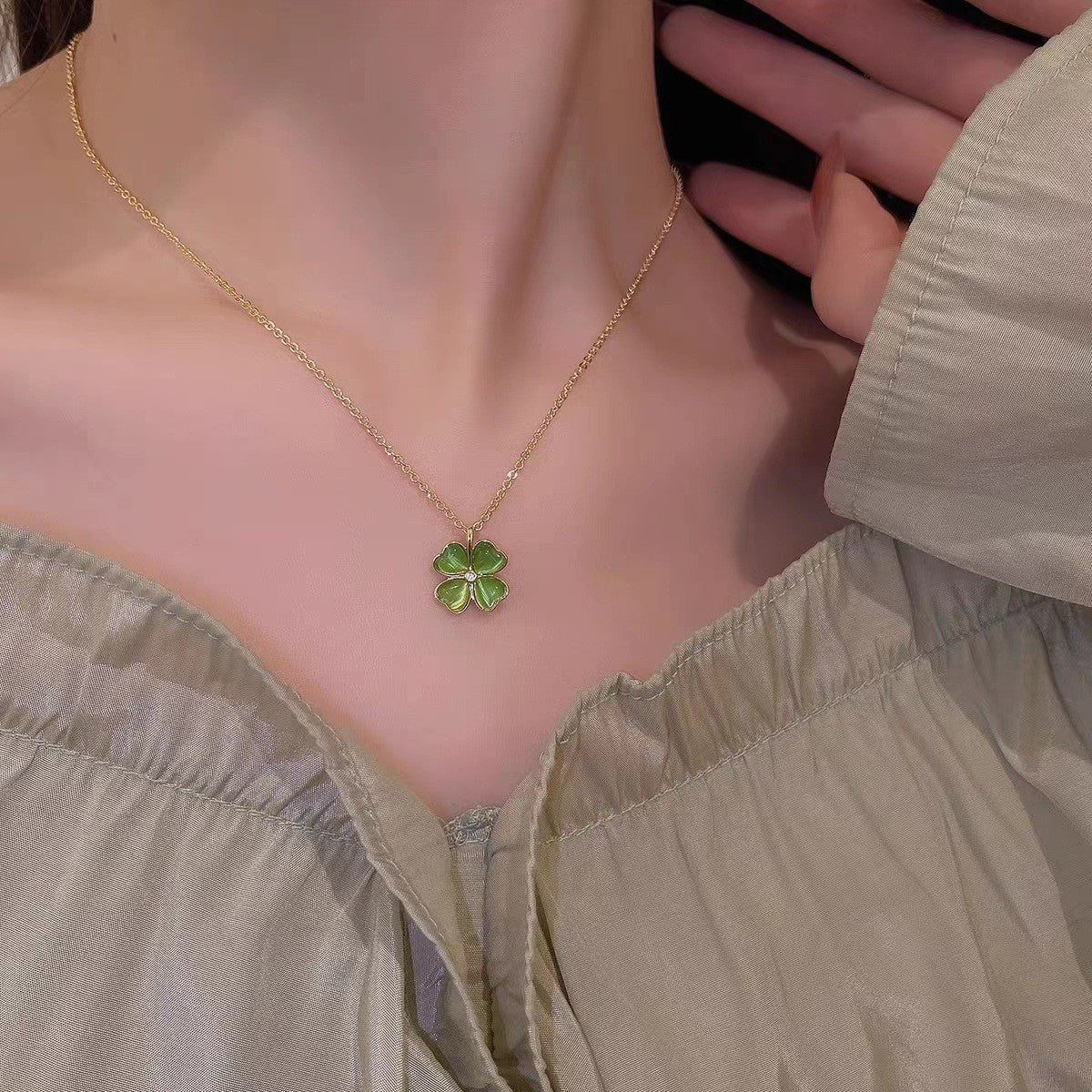 Original Design 18K Gold Plated Titanium Steel Four Leaf Clover Necklace with Emerald Inlay O-Chain Unisex