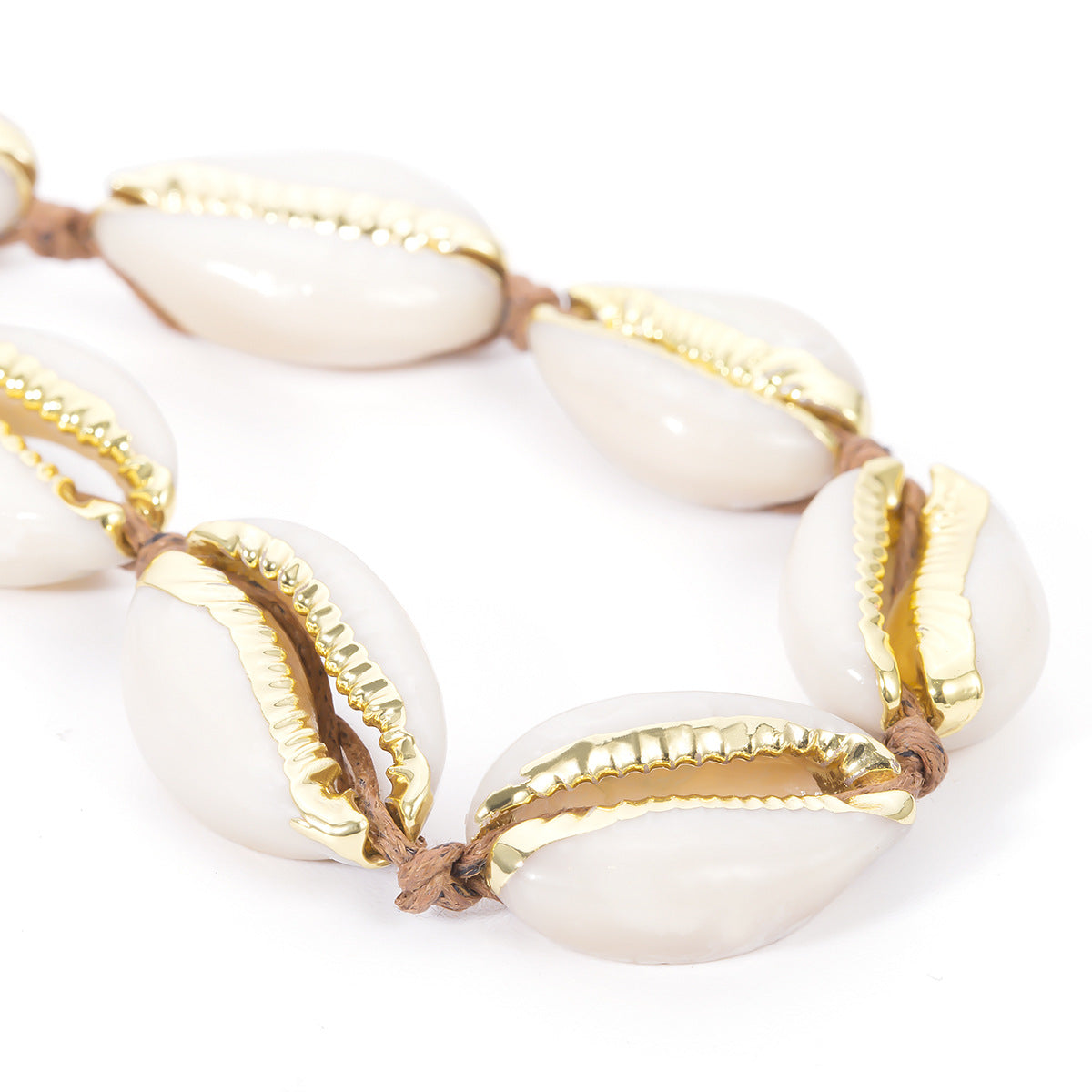 Collana Minimalista Regolabile Monostrato da Donna con Ciondolo a Conchiglia Placcato Oro su Cordino Intrecciato
