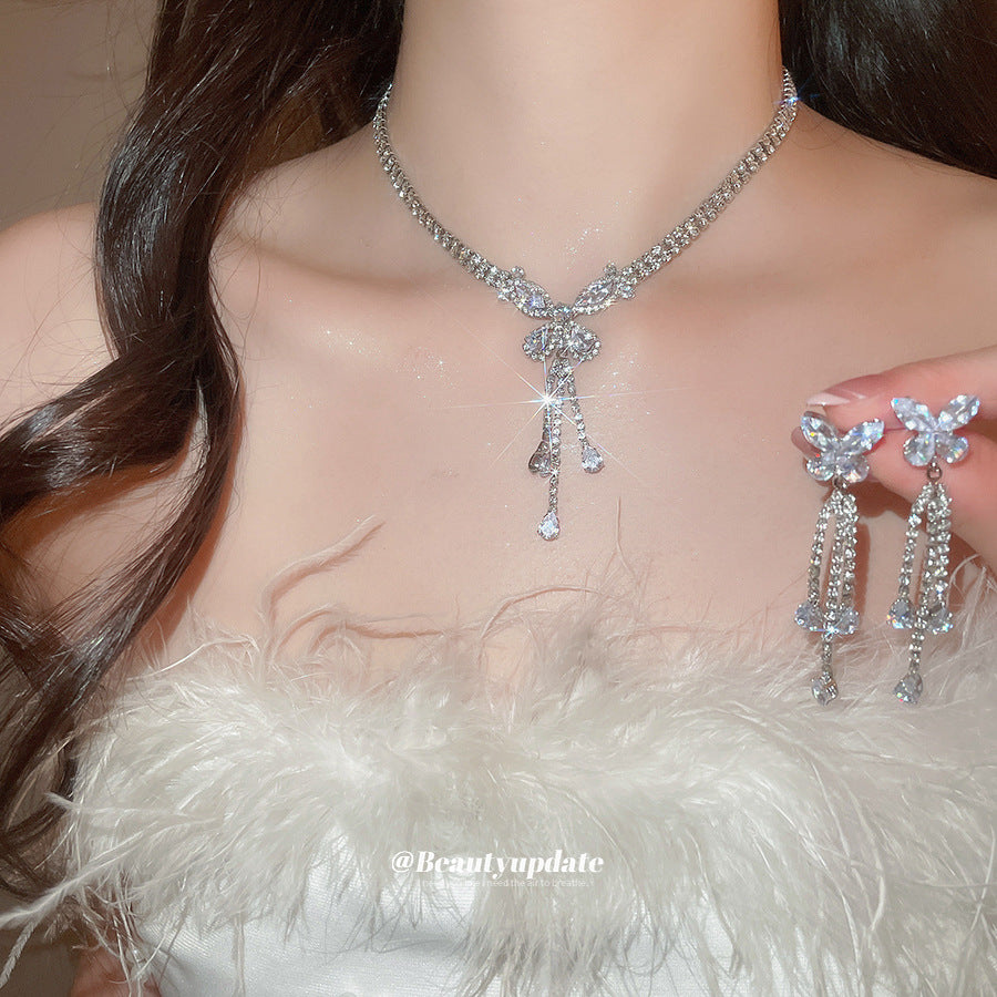 Elegante Set Collana e Orecchini a Farfalla Minimalista con Intarsi in Zirconi su Catena di Rame da Donna
