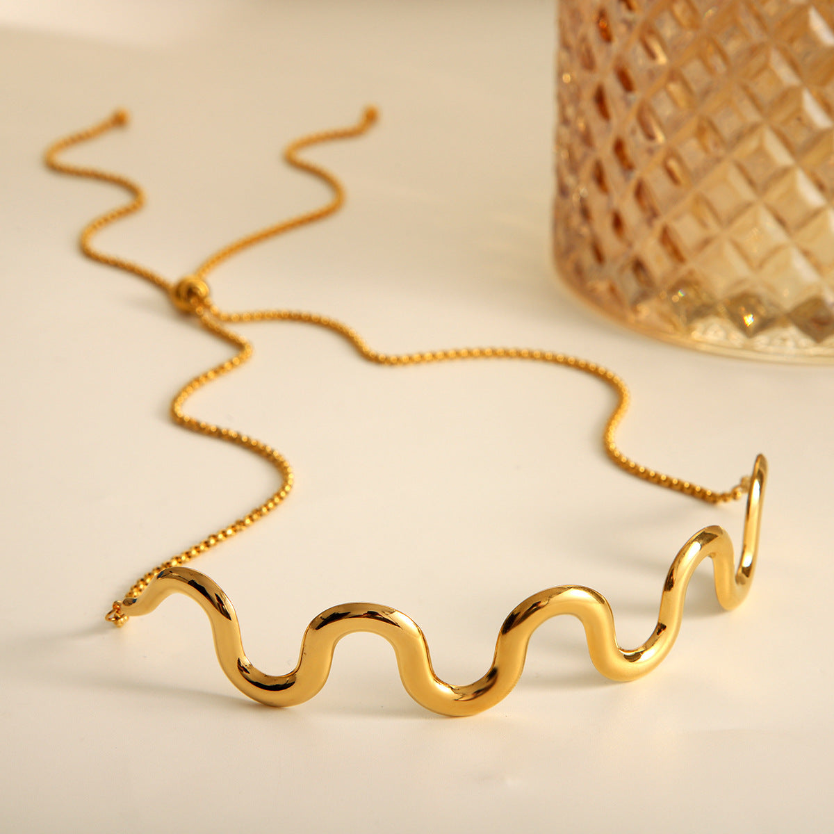 Collana da Donna Minimalista con Catena a Onda Geometrica in Acciaio Inox Placcato Oro 18K