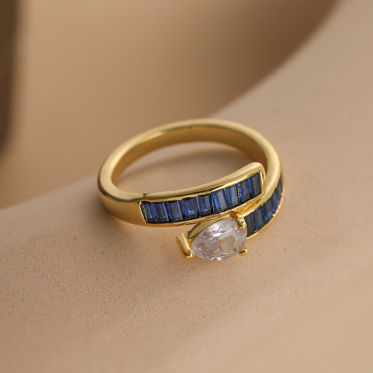 Anello da donna irregolare geometrico minimalista in rame placcato oro vero con intarsio di zirconi