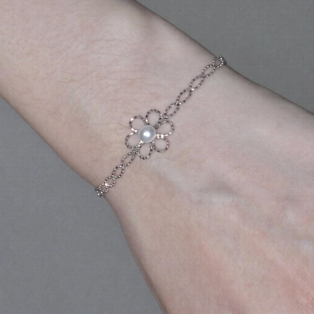 Conjunto de collar y pulsera minimalistas de perlas florales huecas para mujer con acabado chapado
