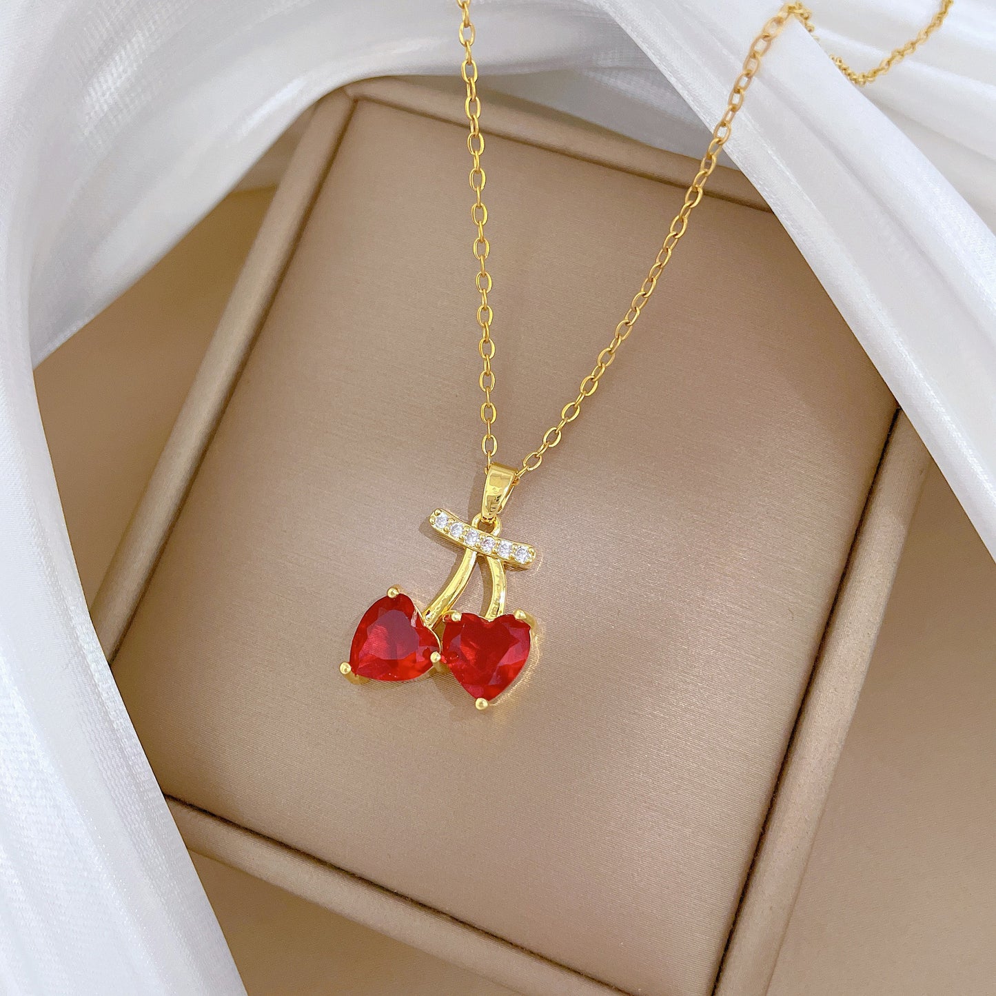 Collar de acero inoxidable con forma de cereza de dibujos animados con incrustaciones de diamantes de imitación para mujeres y hombres, delicada cadena de clavícula